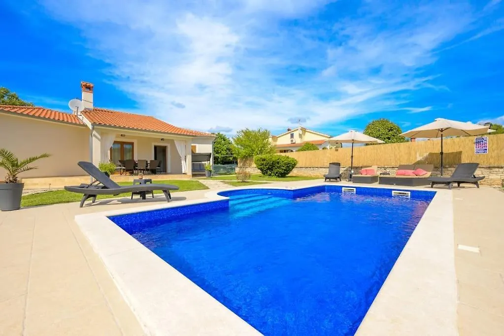 Villa Karla By Istrialux Bale 0*,  Hırvatistan